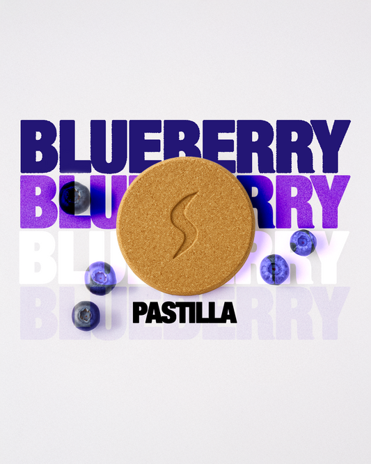 Pastilla naranja con fondo de mora azul