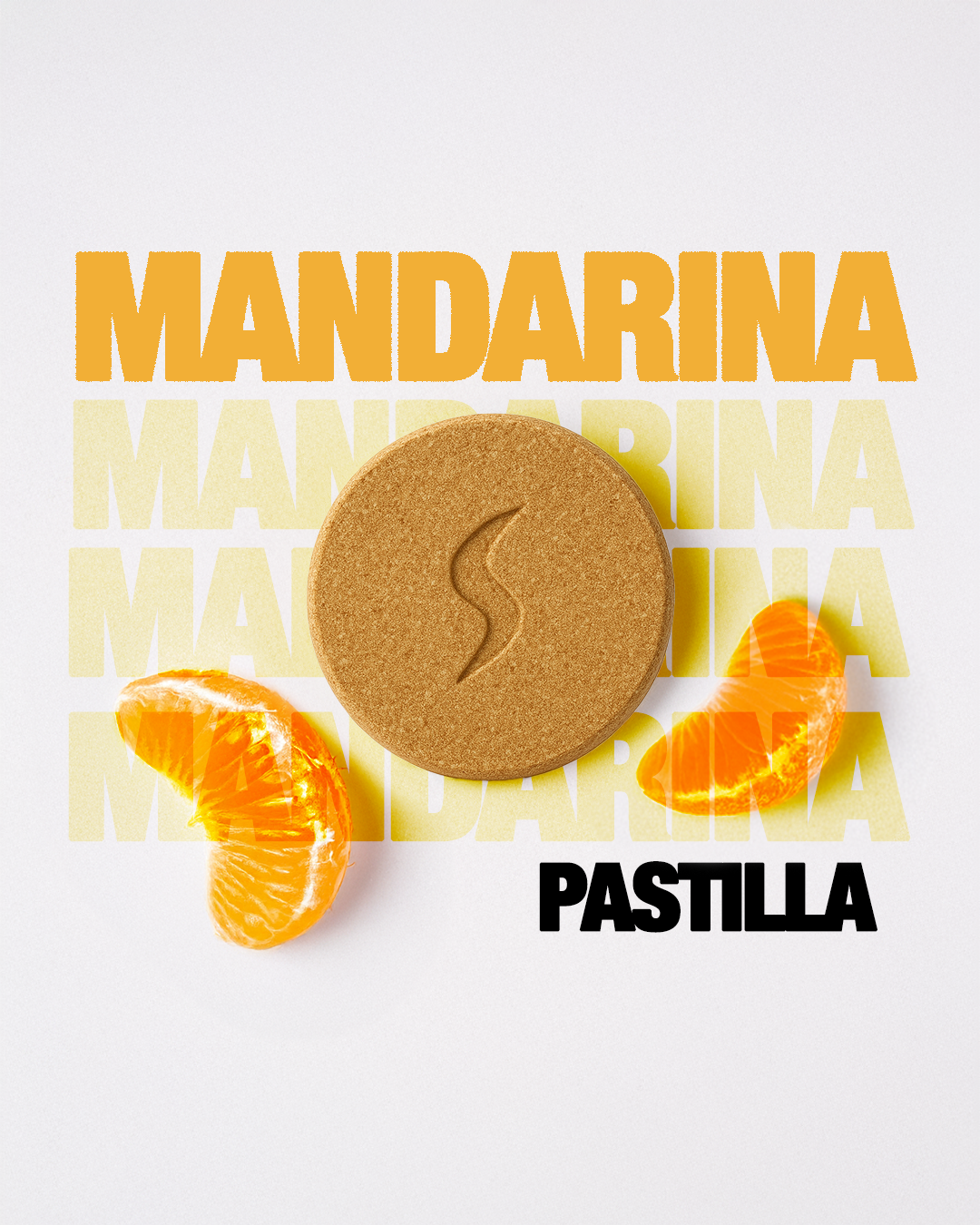Pastilla color naranja con rodajas de mandarina en el fondo